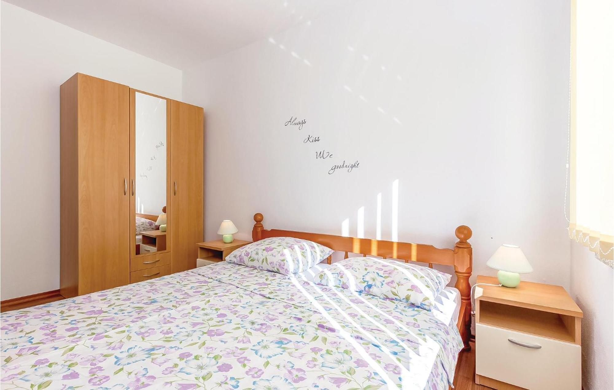 Awesome Apartment In Dobrinj With Wifi المظهر الخارجي الصورة